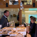 Kronprins Haakon tok turen innom Baker'n før han forlot Lom. Foto: Simen Løvberg Sund, Det kongelige hoff